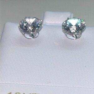 10kt white gold Dazzling Stud Earrings! New! In white gold!